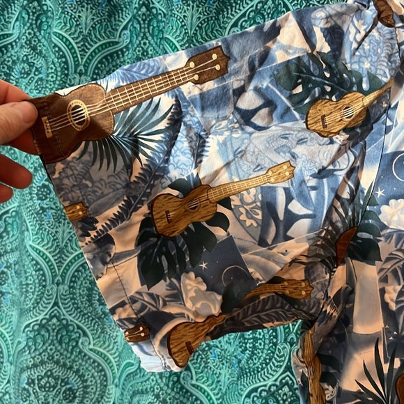 Hilo Hattie Hawaiian Shirt -Tropical Ukulele design - Men’s XL - Vintage - Picture 5 of 8